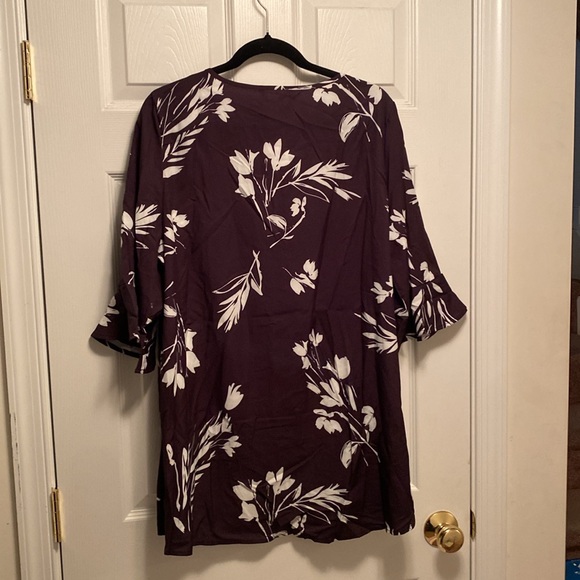 Brand New BloomChic Black/White Floral Top…size 14-16 - Picture 2 of 6